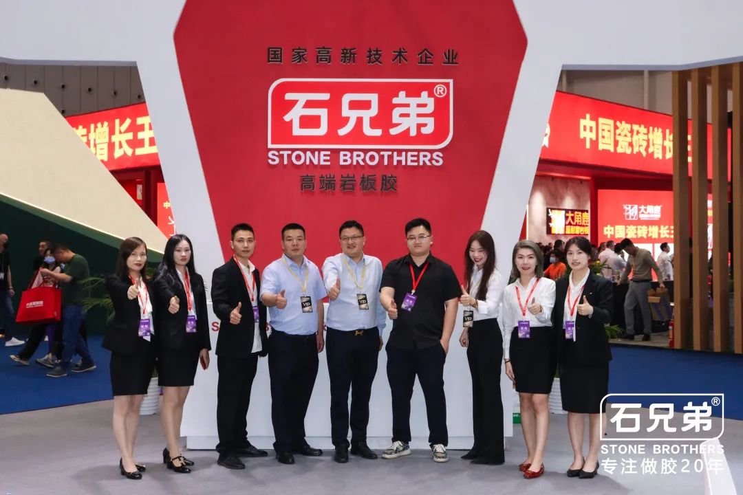 吸睛模特展示產品秀，石兄弟人氣燃爆亞洲最大陶瓷展！